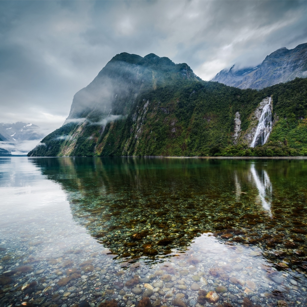 New Zealand Lake Landscape for 1024 x 1024 iPad resolution