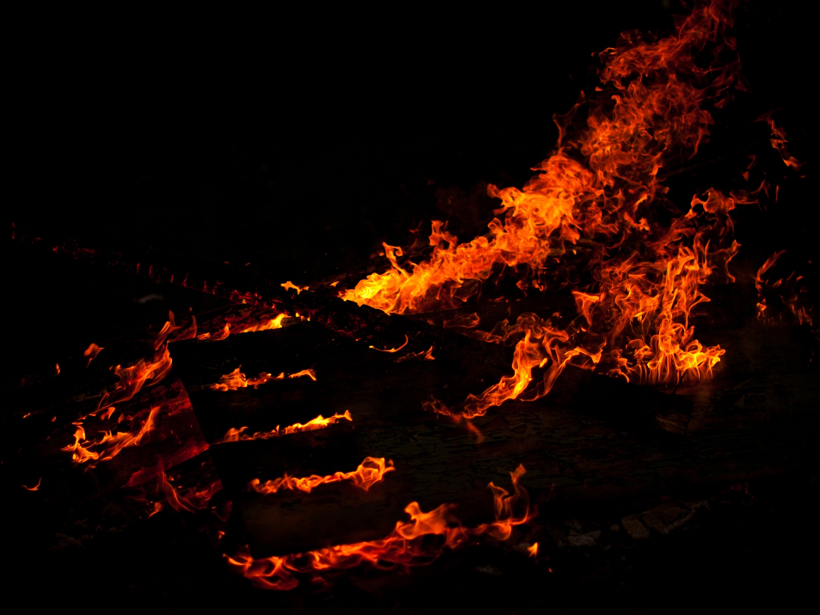 Night and Fire for 1600 x 1200 resolution