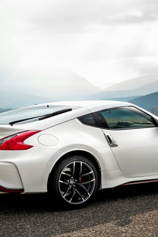 Nissan 370Z for 320 x 480 iPhone resolution
