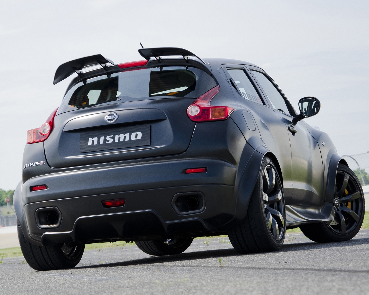 Nissan Juke R Nismo Back View for 1280 x 1024 resolution