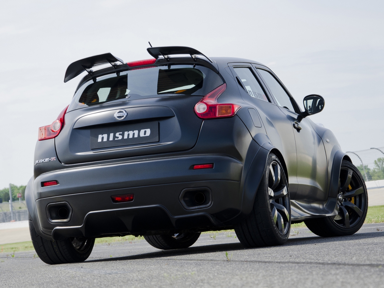 Nissan Juke R Nismo Back View for 1280 x 960 resolution