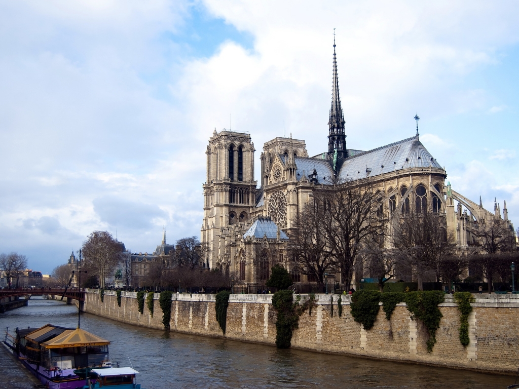 Notre Dame de Paris for 1024 x 768 resolution
