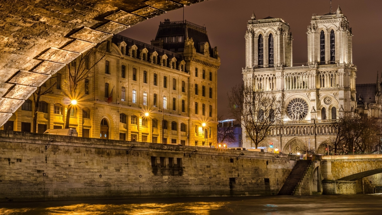 Notre Dame de Paris Front View for 1280 x 720 HDTV 720p resolution