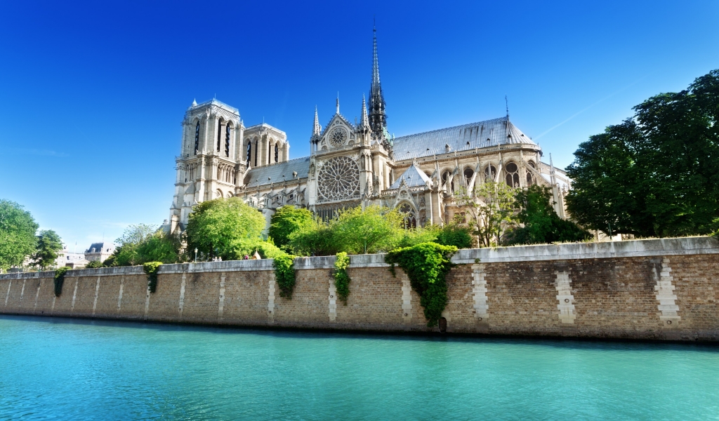 Notre Dame de Paris Side View for 1024 x 600 widescreen resolution