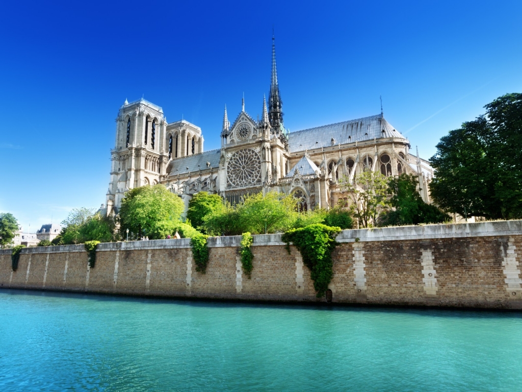 Notre Dame de Paris Side View for 1024 x 768 resolution