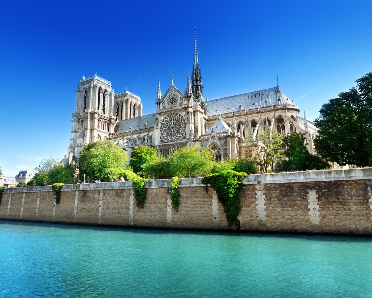 Notre Dame de Paris Side View for 1280 x 1024 resolution