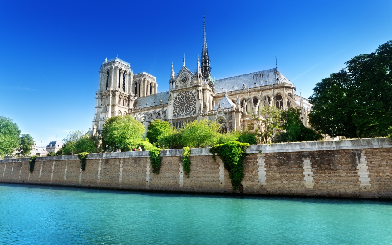 Notre Dame de Paris Side View for 1280 x 800 widescreen resolution