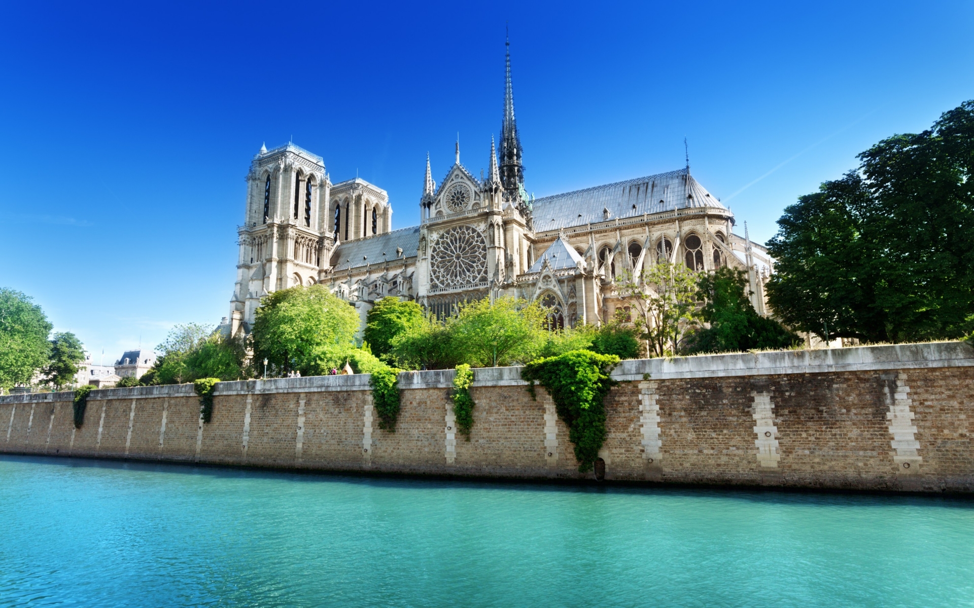 Notre Dame de Paris Side View for 1920 x 1200 widescreen resolution