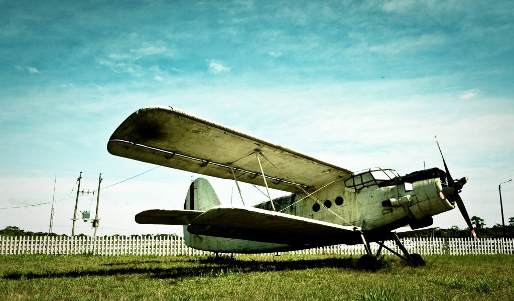 Old Airplane for 1024 x 600 widescreen resolution