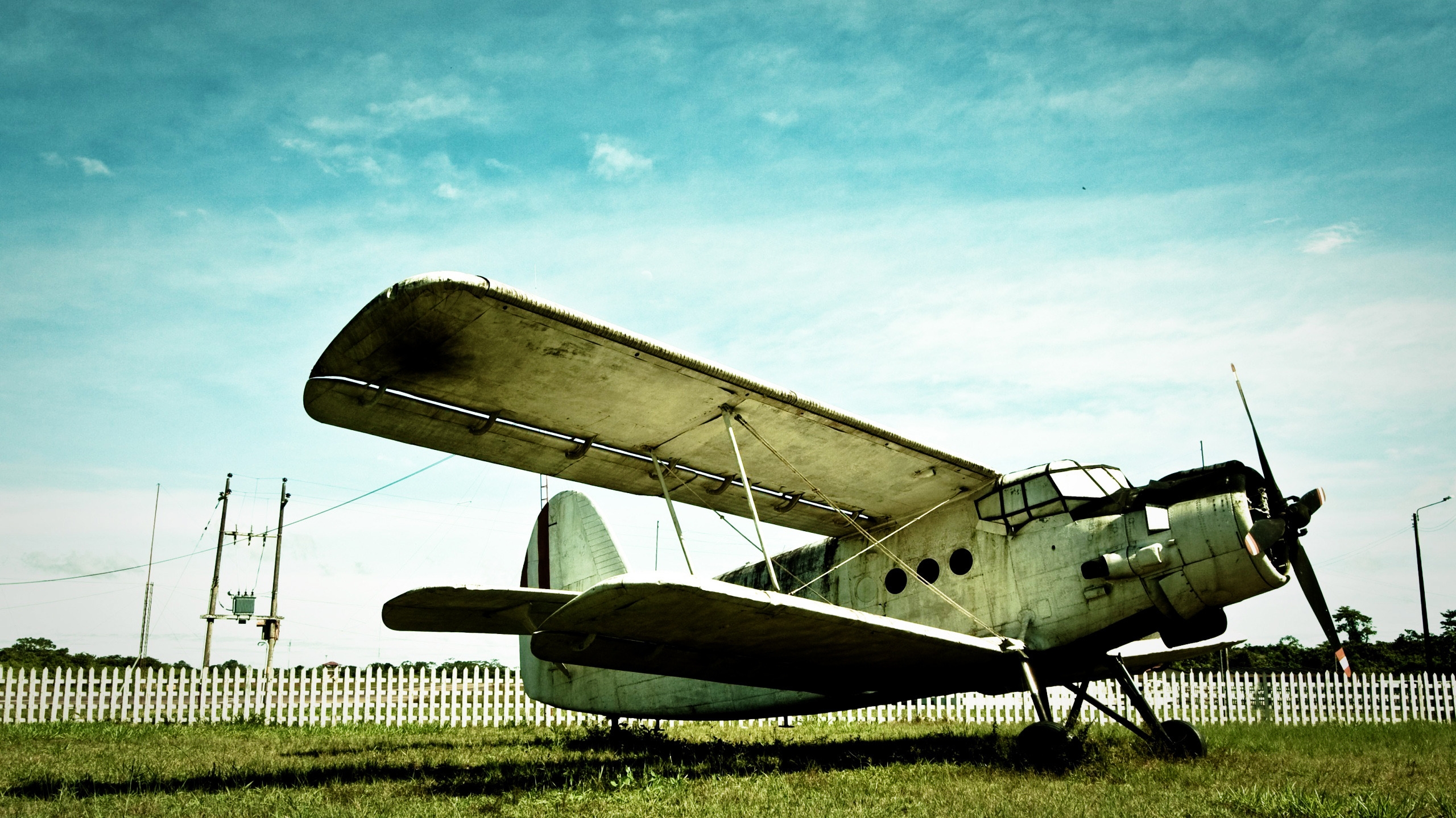 Old Airplane for 2560x1440 HDTV resolution