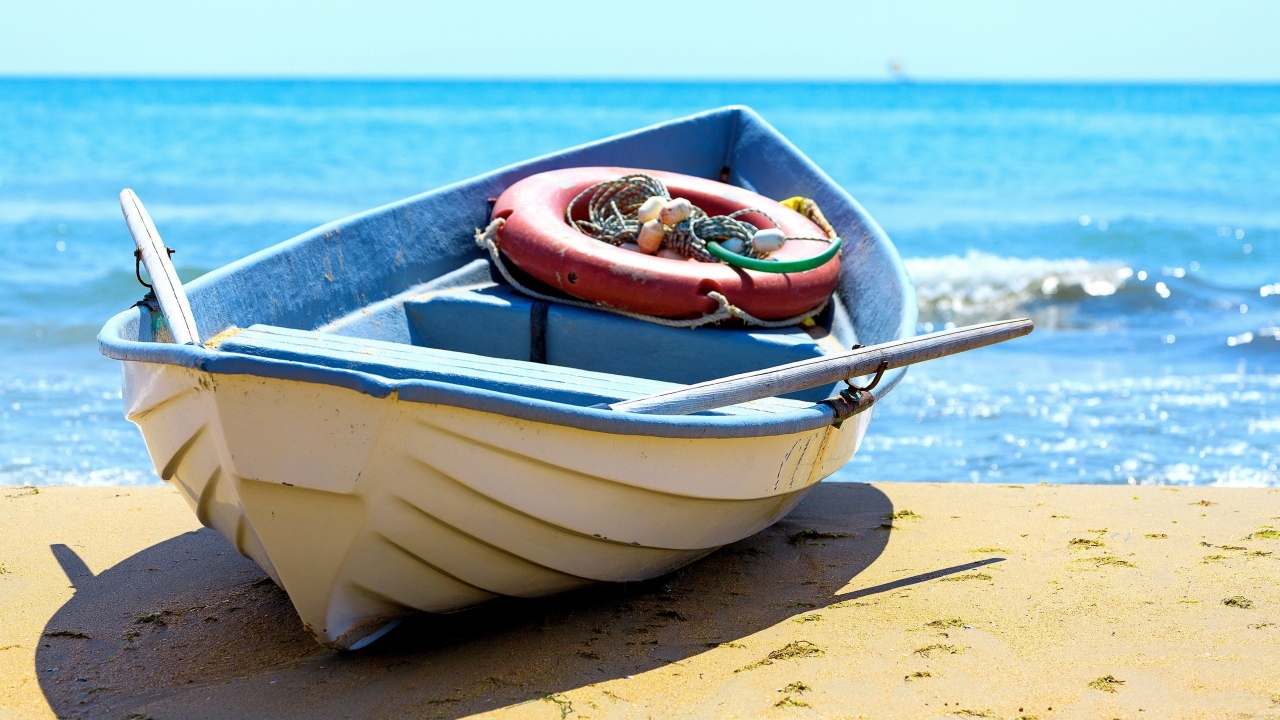Old Boat on the Beach for 1280 x 720 HDTV 720p resolution