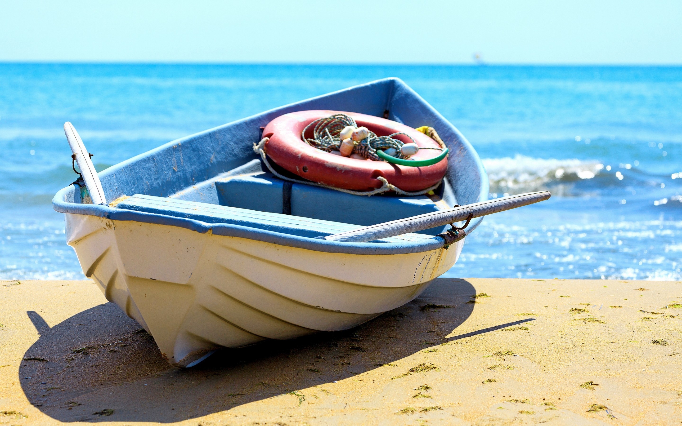 Old Boat on the Beach for 2880 x 1800 Retina Display resolution