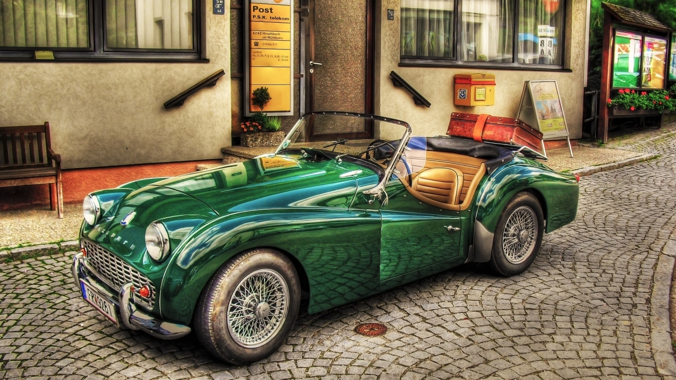 Old Green Car for 1366 x 768 HDTV resolution