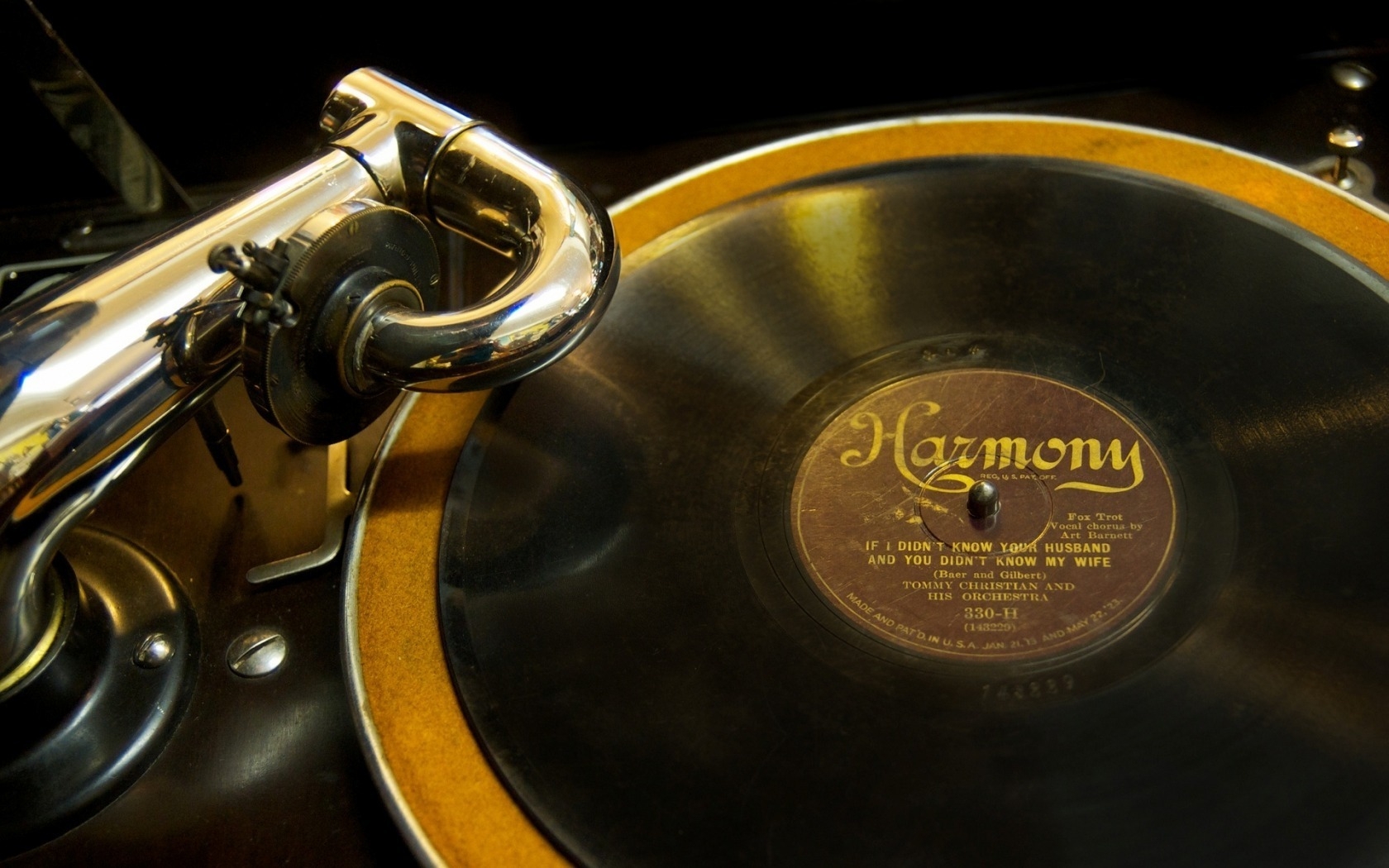 Old Phonograph for 1680 x 1050 widescreen resolution