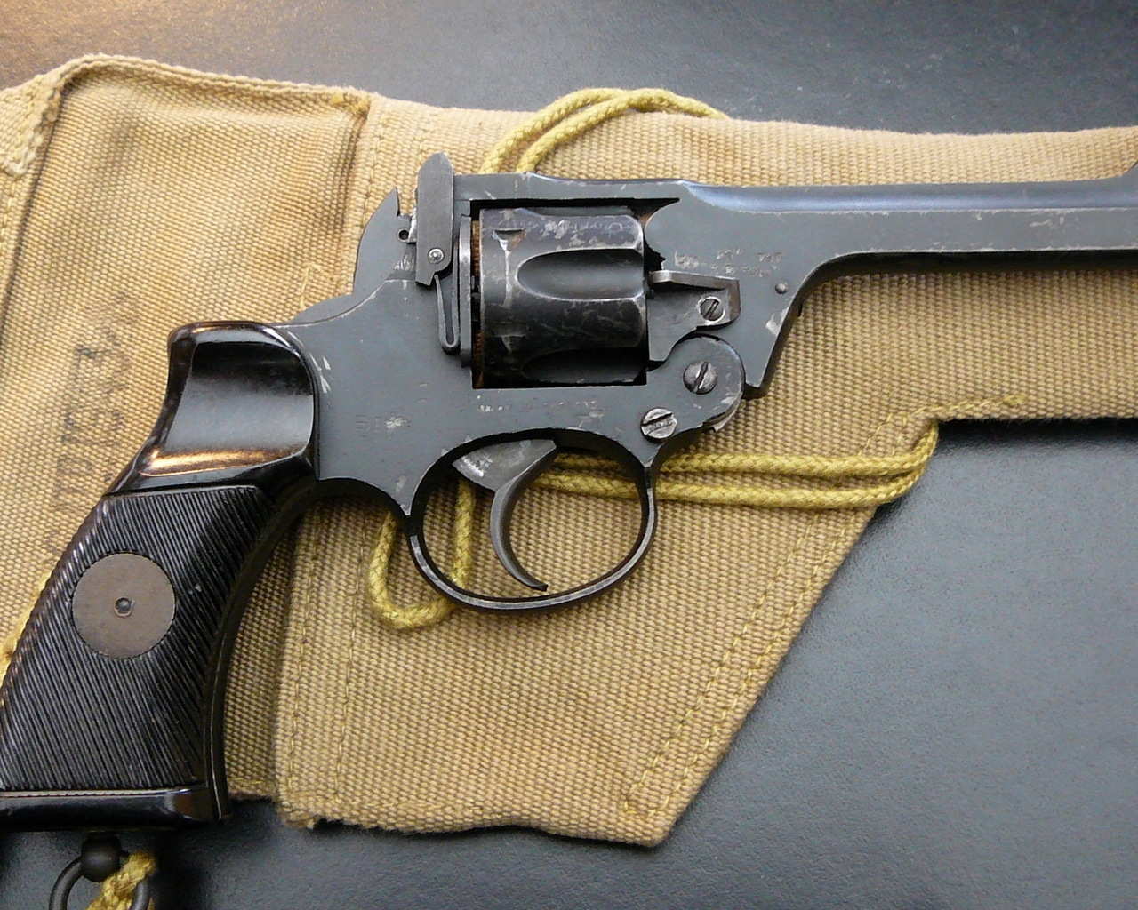 Old Pistol for 1280 x 1024 resolution