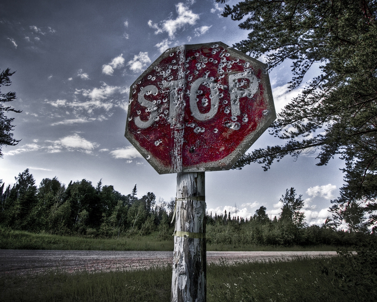Old stop sign for 1280 x 1024 resolution
