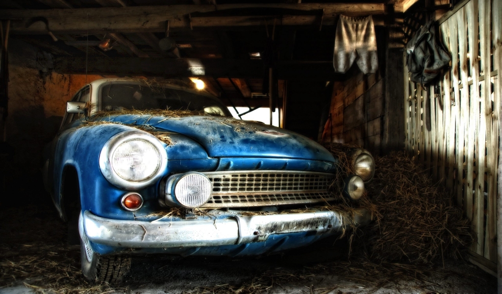 Old time car in a Shack for 1024 x 600 widescreen resolution