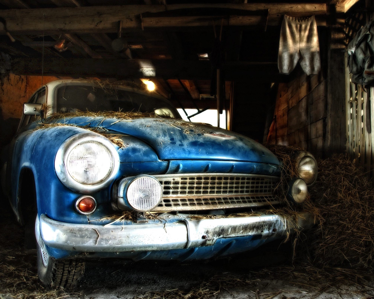 Old time car in a Shack for 1280 x 1024 resolution