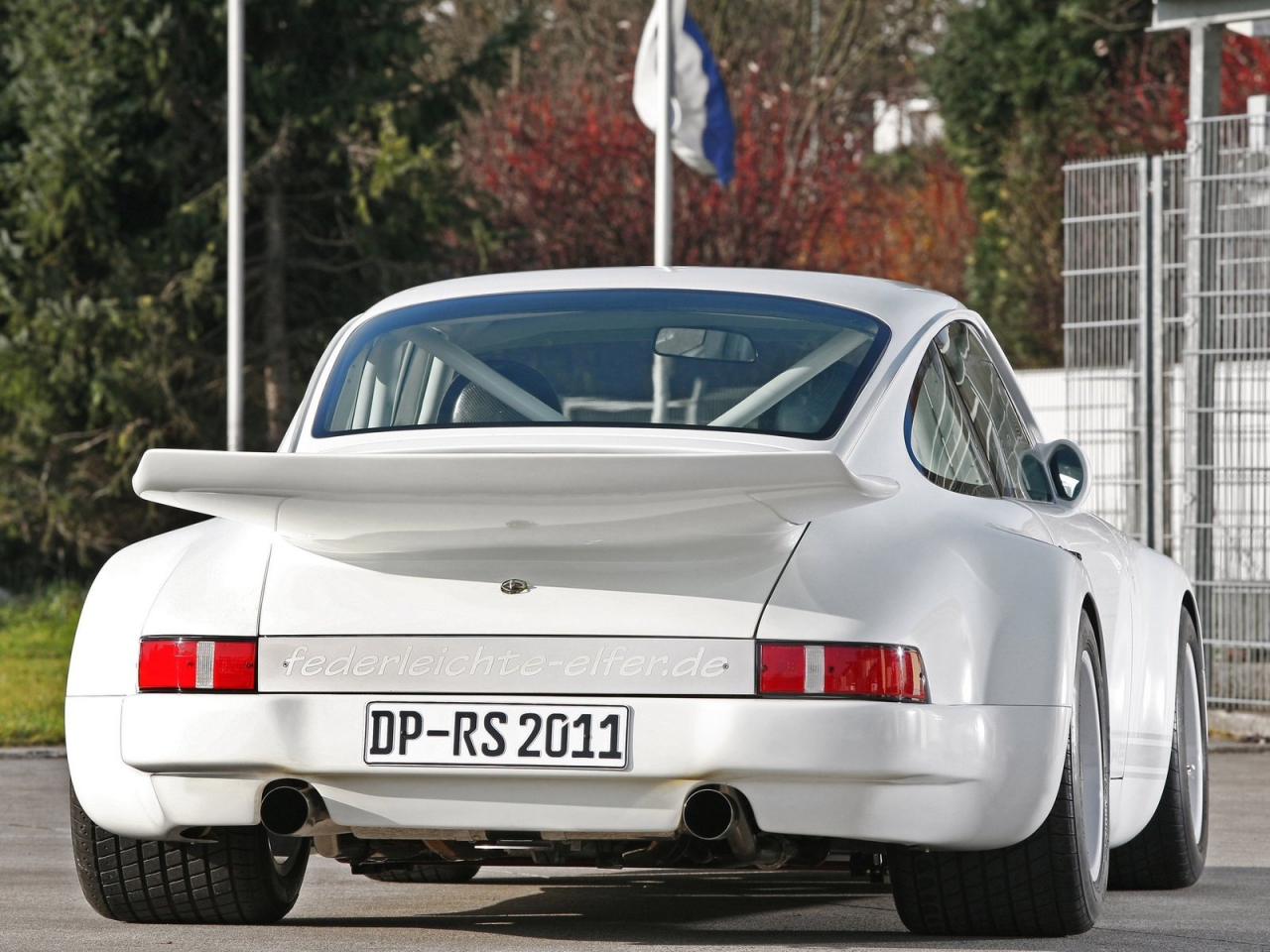 Old White Porsche 911  for 1280 x 960 resolution