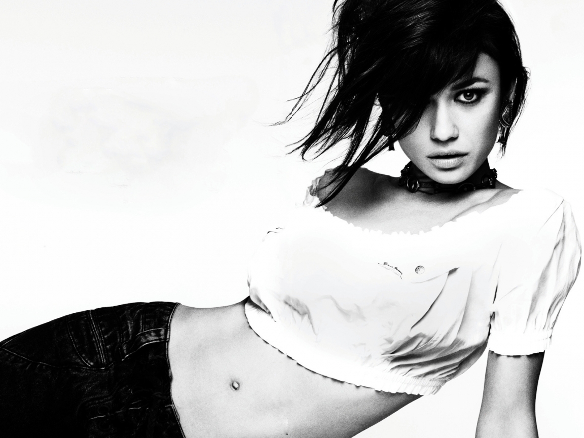 Olga Kurylenko Black and White for 1152 x 864 resolution