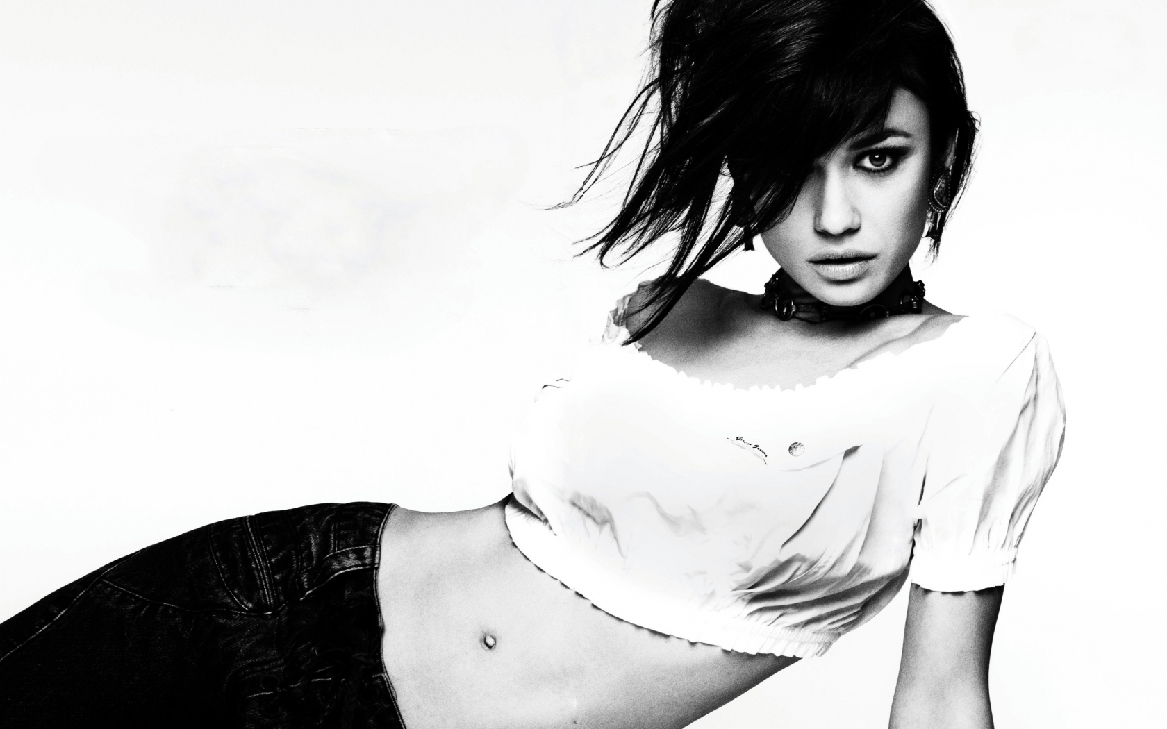 Olga Kurylenko Black and White for 1680 x 1050 widescreen resolution