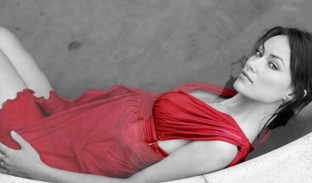 Olivia Wilde Black and Red for 1024 x 600 widescreen resolution