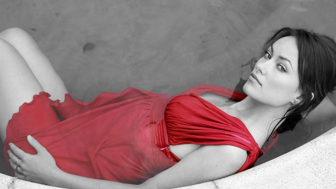 Olivia Wilde Black and Red for 1366 x 768 HDTV resolution
