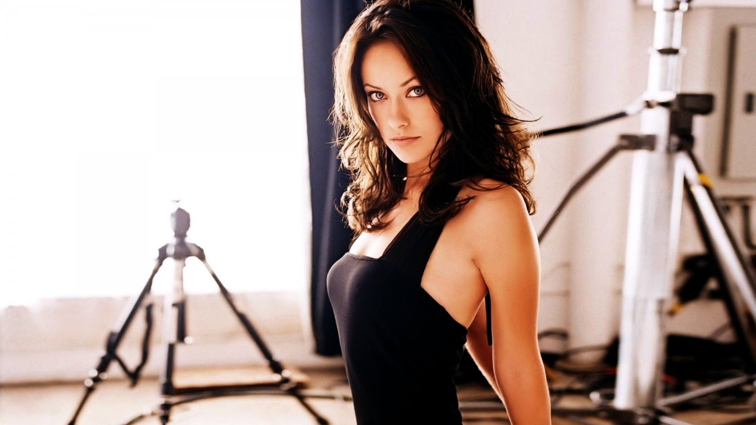 Olivia Wilde Serious Look for 1536 x 864 HDTV resolution