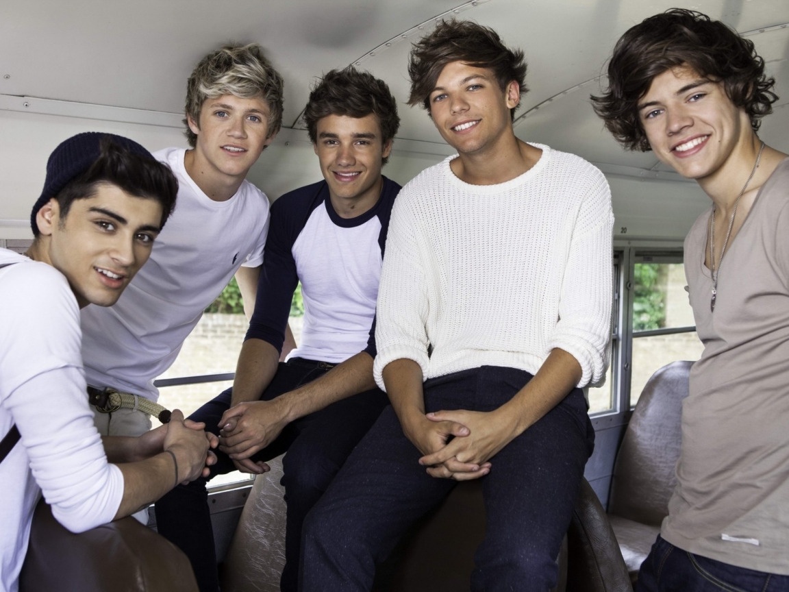 One Direction Smiling for 1152 x 864 resolution