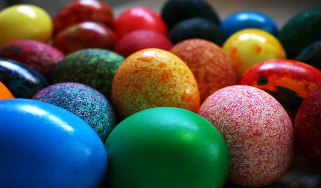 Painted Easter Eggs Close Up for 1024 x 600 widescreen resolution