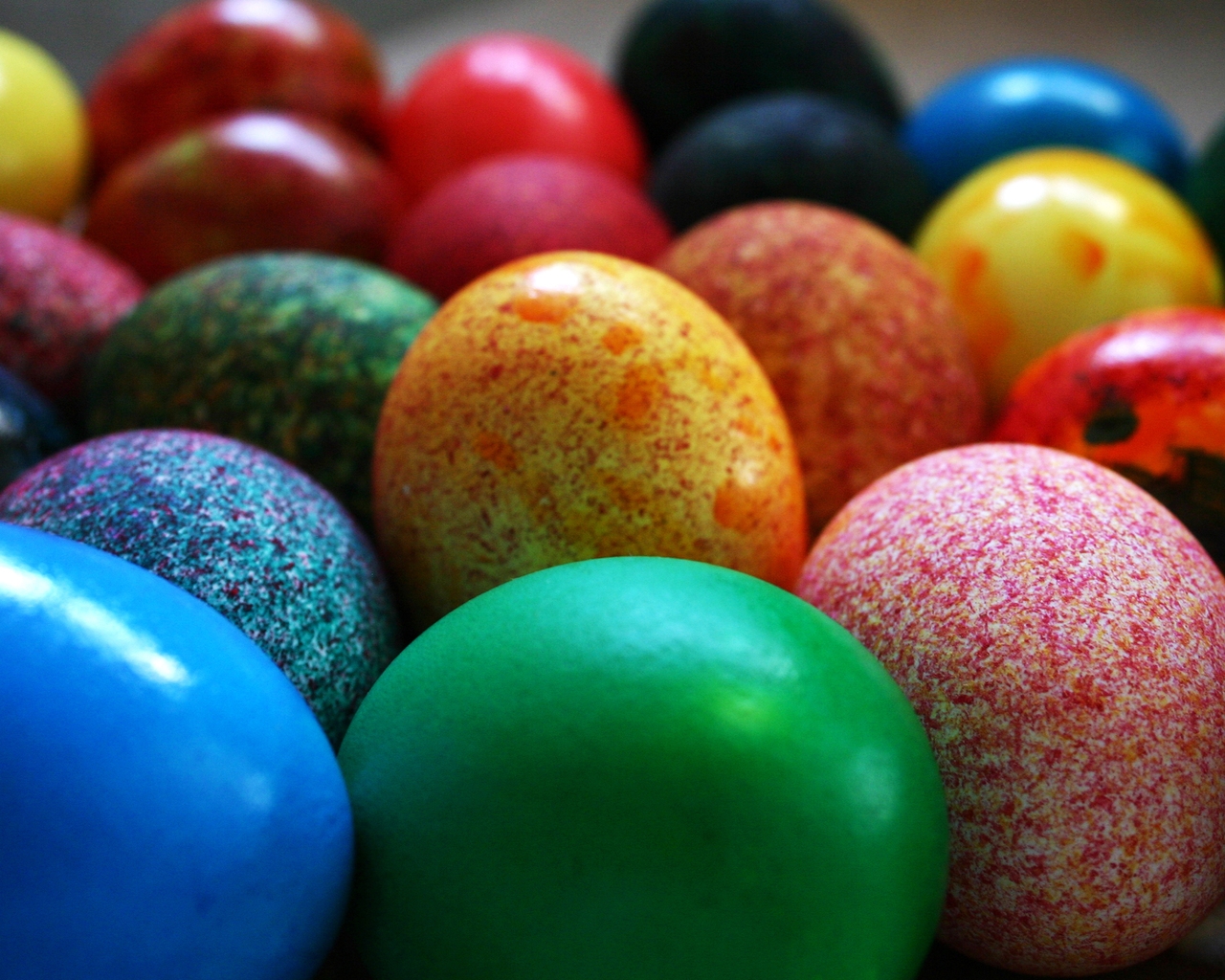 Painted Easter Eggs Close Up for 1280 x 1024 resolution