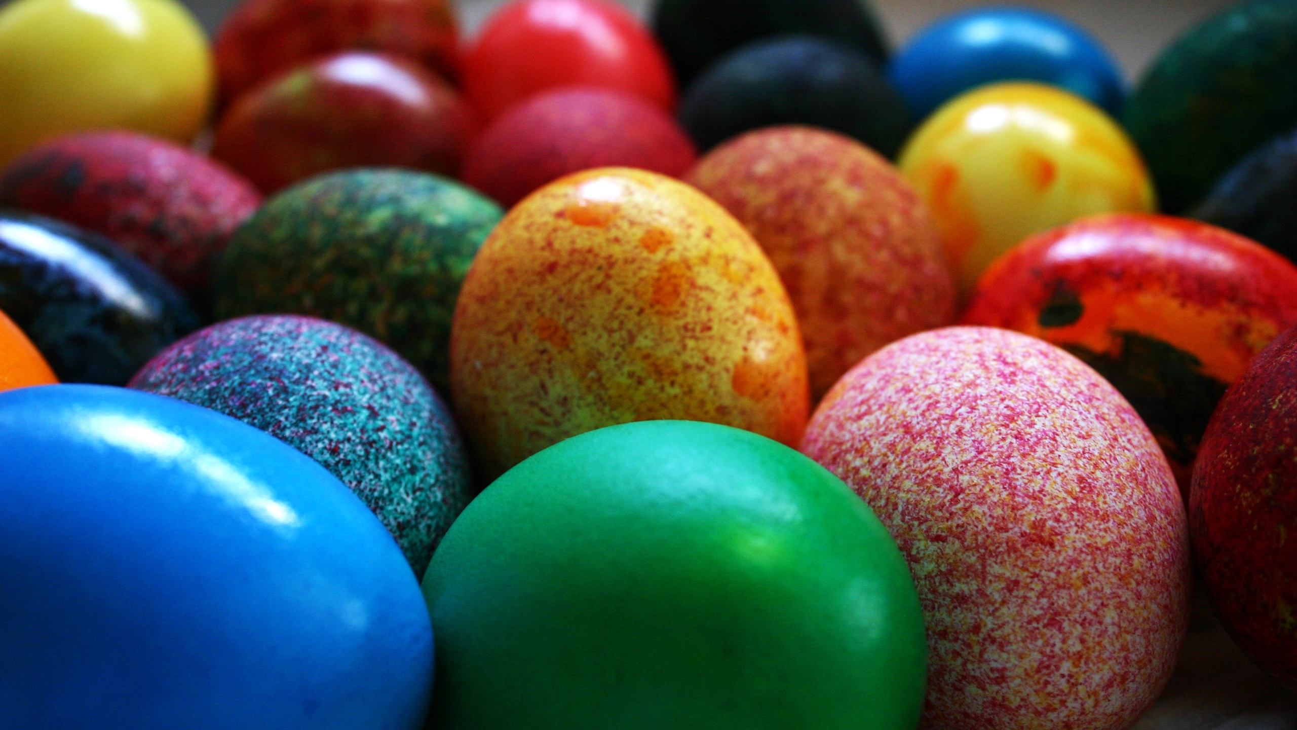 Painted Easter Eggs Close Up for 2560x1440 HDTV resolution