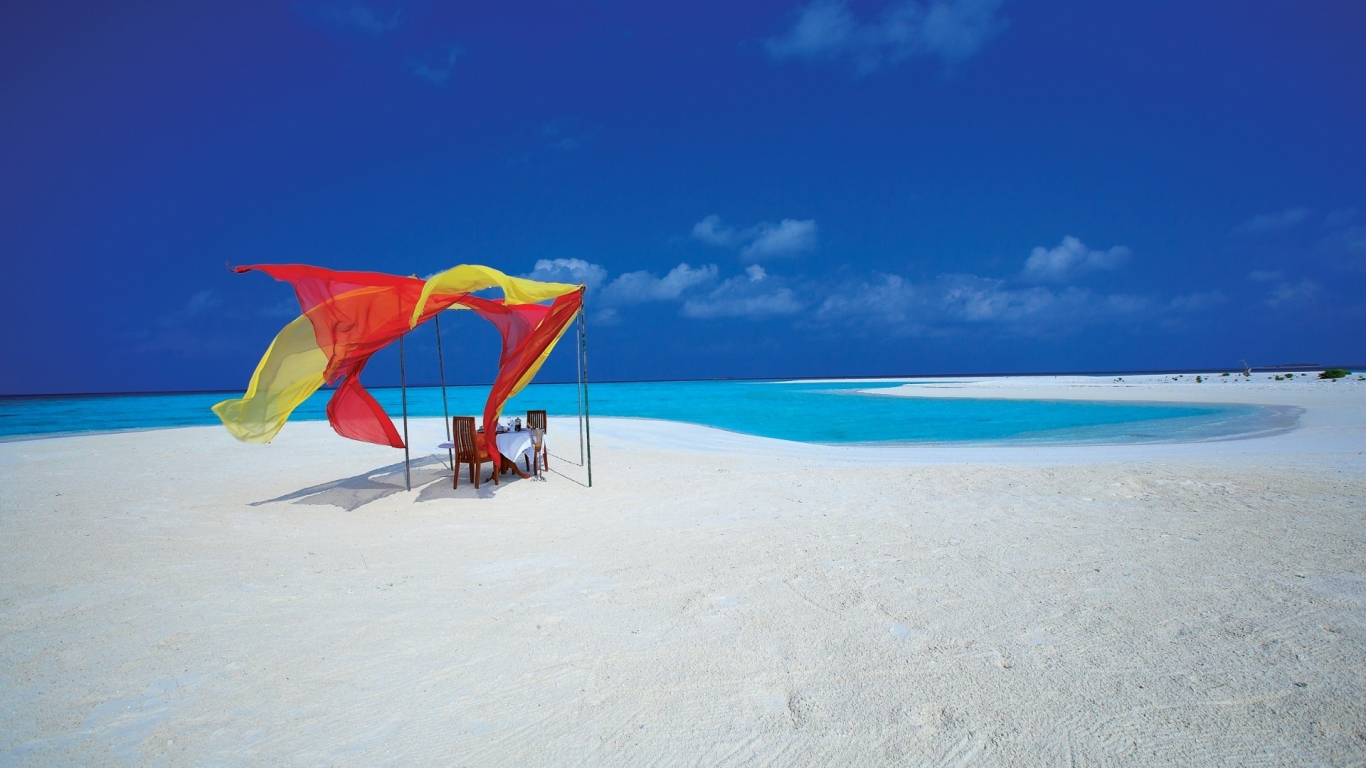 Paradise Island Maldives for 1366 x 768 HDTV resolution