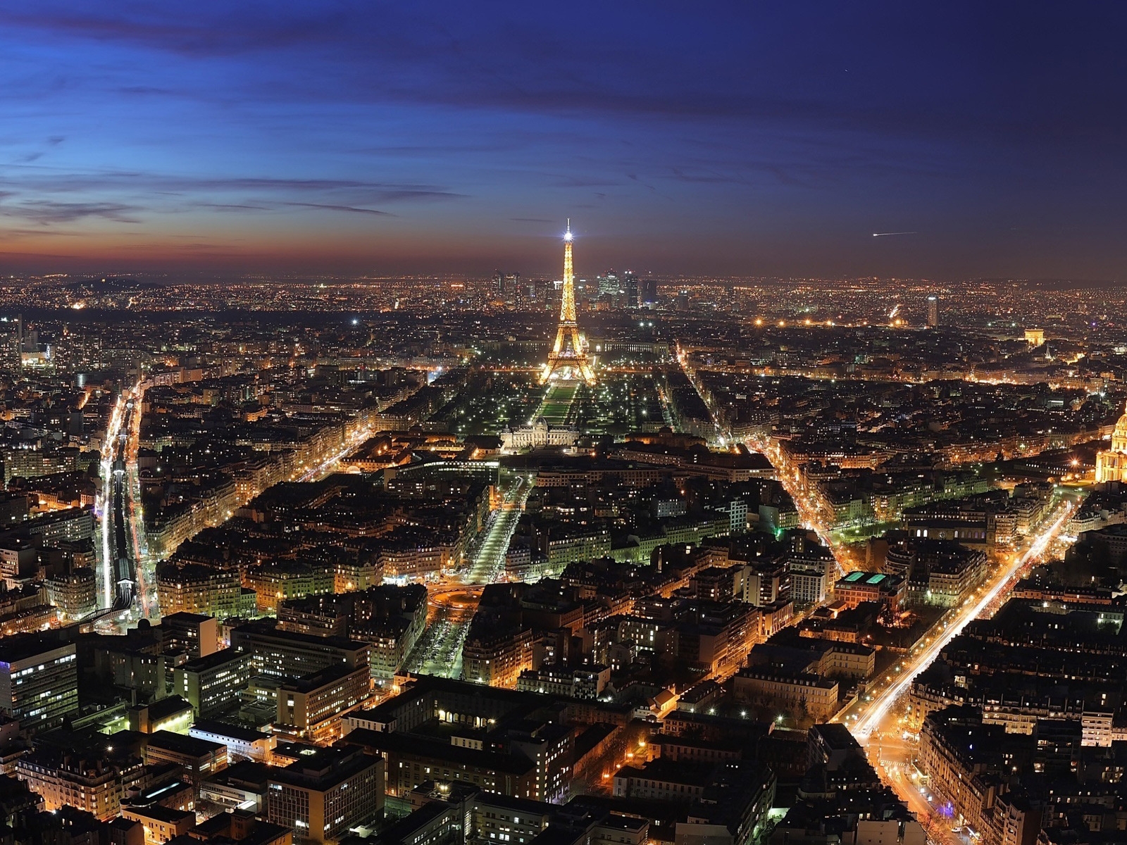 Paris seen at night for 1600 x 1200 resolution