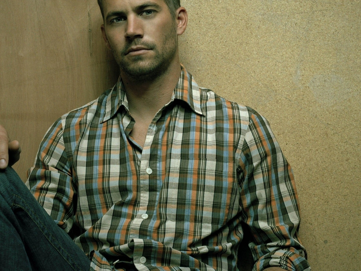 Paul Walker Pose for 1152 x 864 resolution