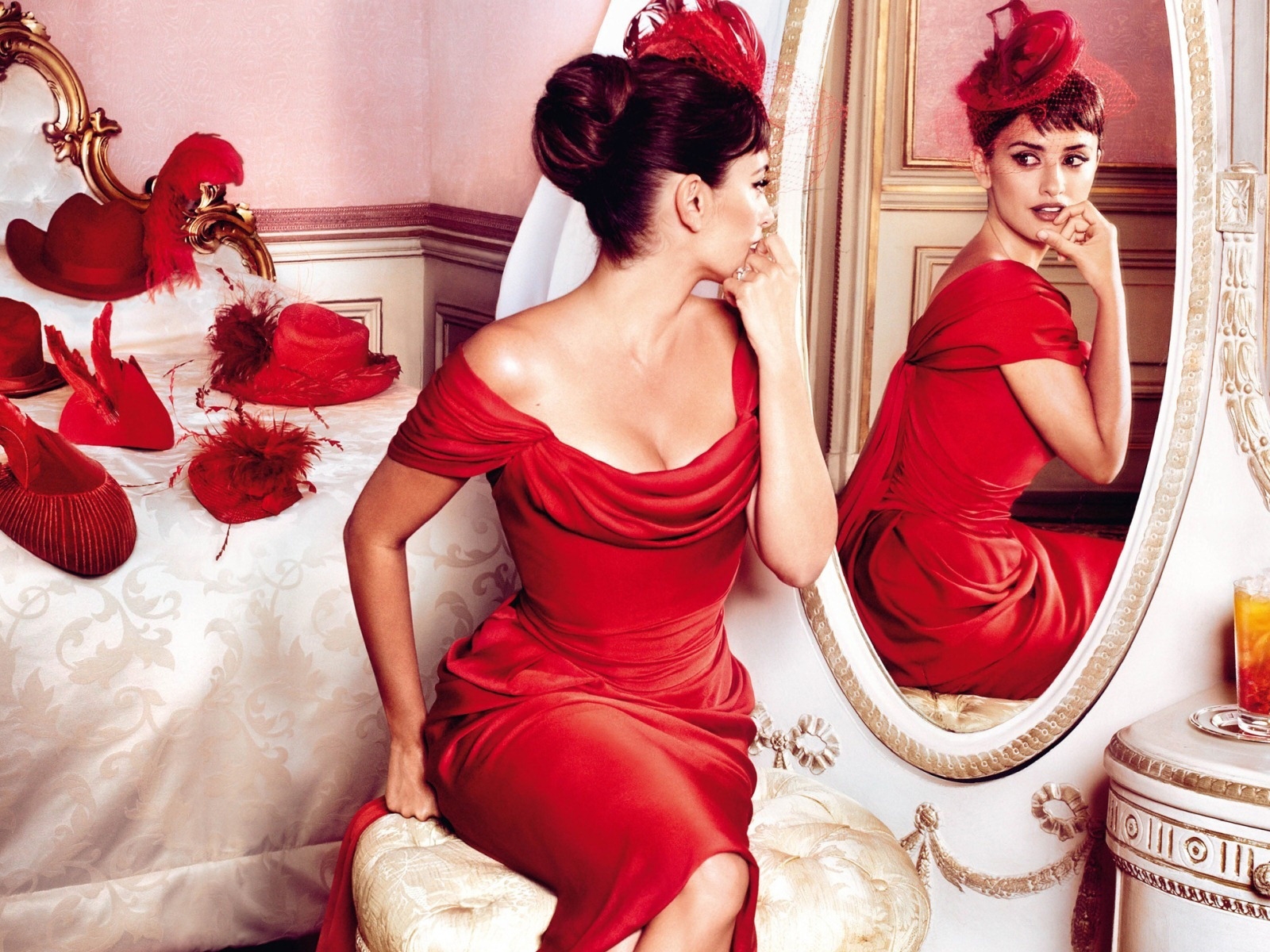 Penelope Cruz Red Outfit for 1600 x 1200 resolution