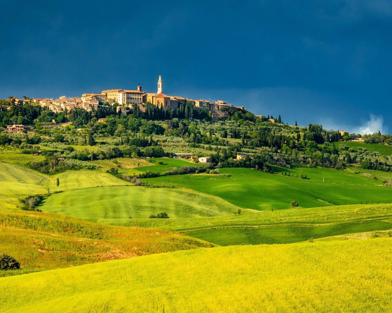 Pienza Tuscany for 1280 x 1024 resolution