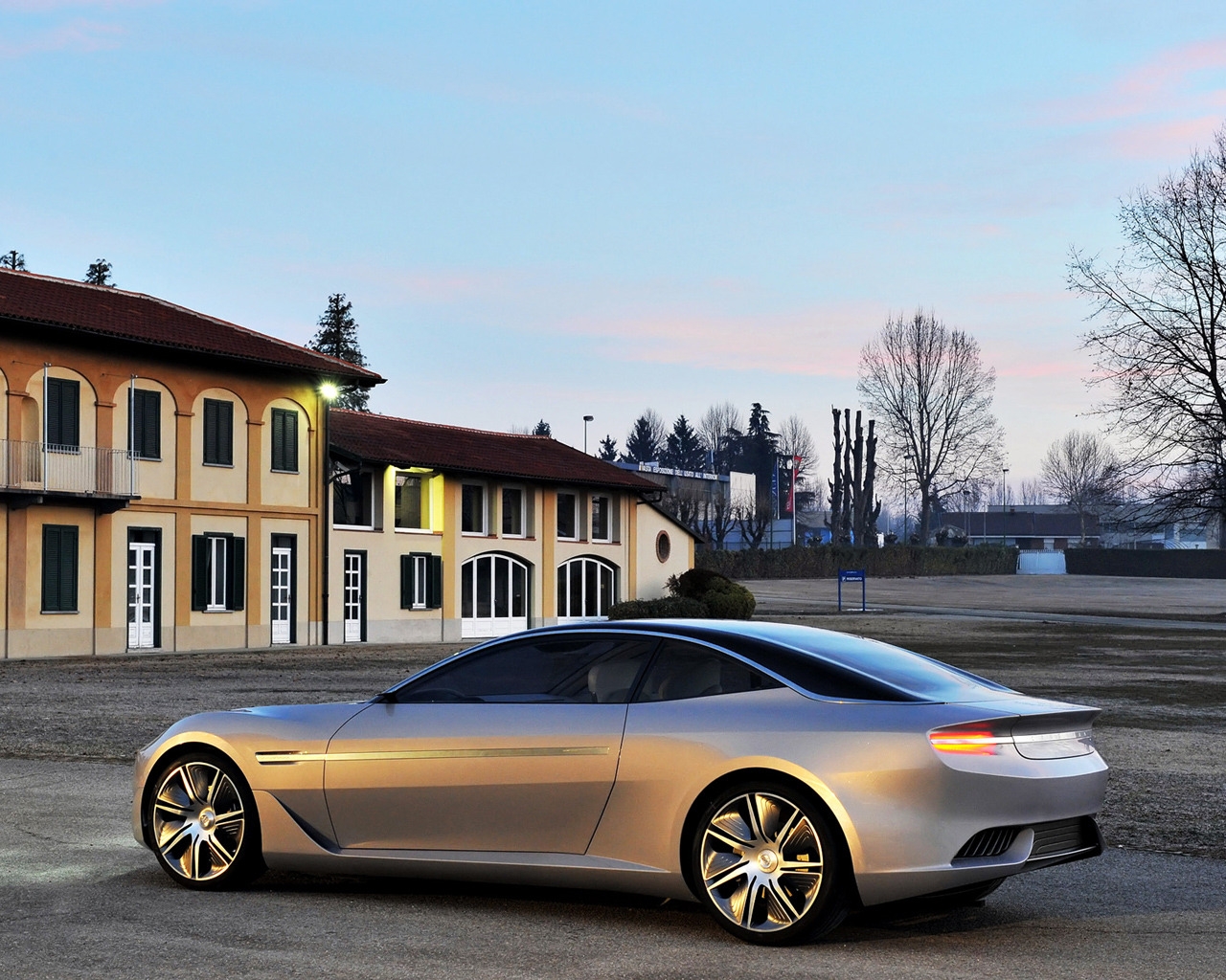 Pininfarina Cambiano Side and Rear for 1280 x 1024 resolution