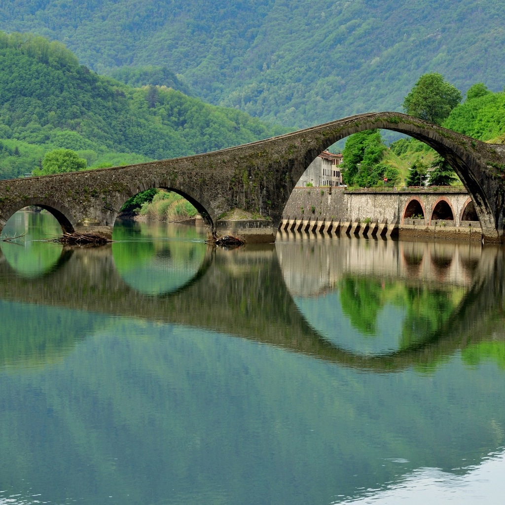 Ponte del Diavolo Italy for 1024 x 1024 iPad resolution
