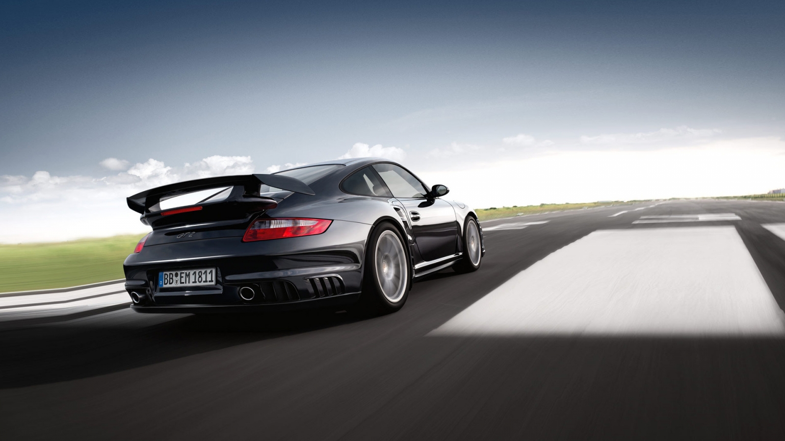 Porsche 911 GT2 for 1600 x 900 HDTV resolution