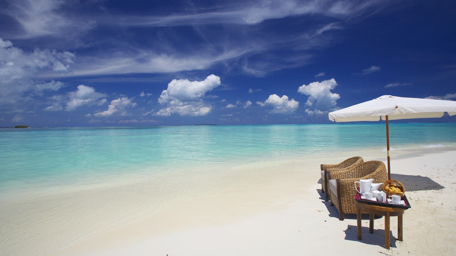 Private Beach Maldives for 1600 x 900 HDTV resolution