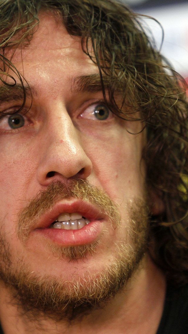 Puyol Interview for 640 x 1136 iPhone 5 resolution