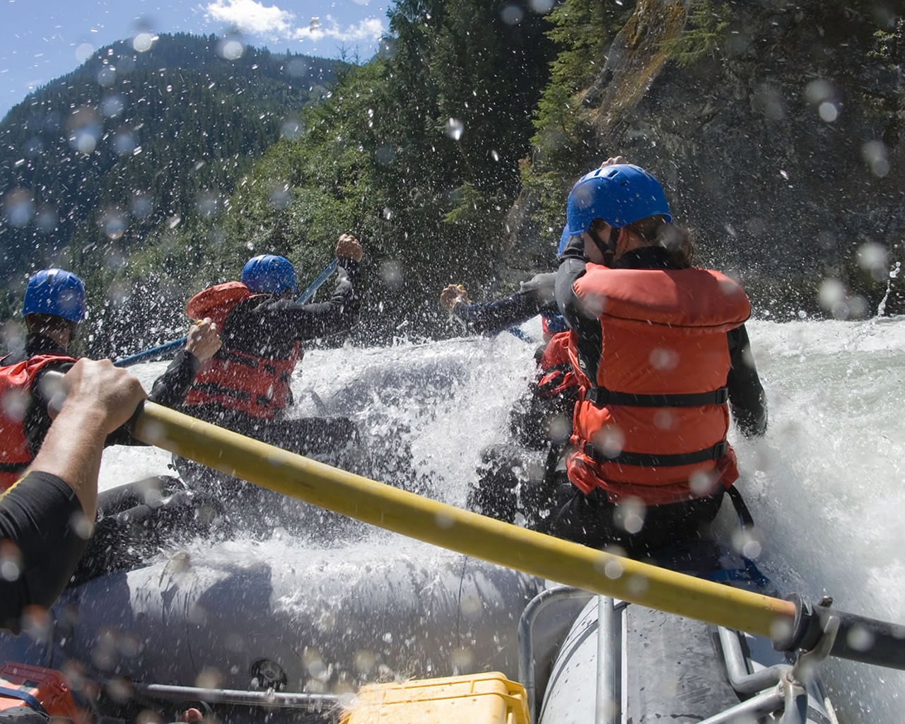 Rafting team for 1280 x 1024 resolution