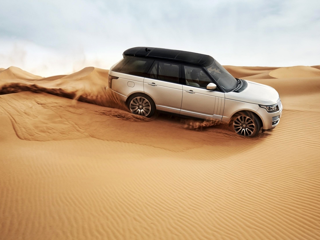 Range Rover in the Desert for 1024 x 768 resolution
