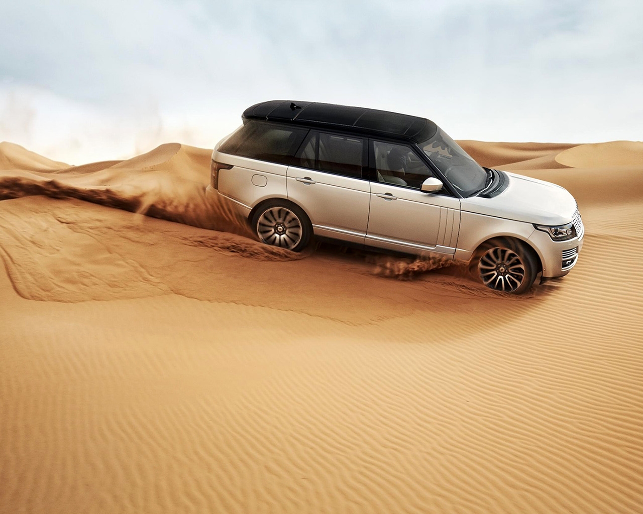 Range Rover in the Desert for 1280 x 1024 resolution