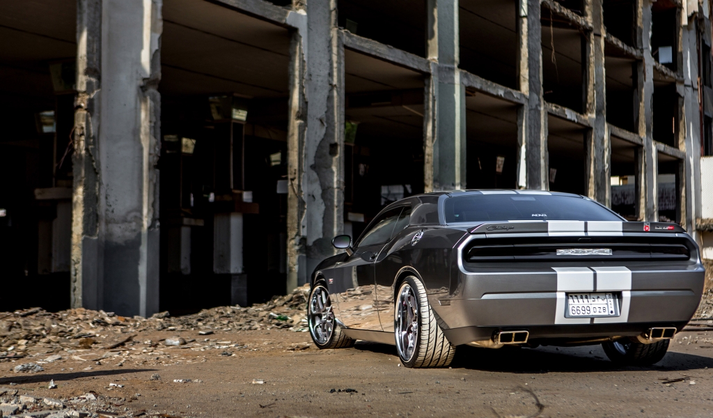 Rear of Challenger SRT8 ADV for 1024 x 600 widescreen resolution