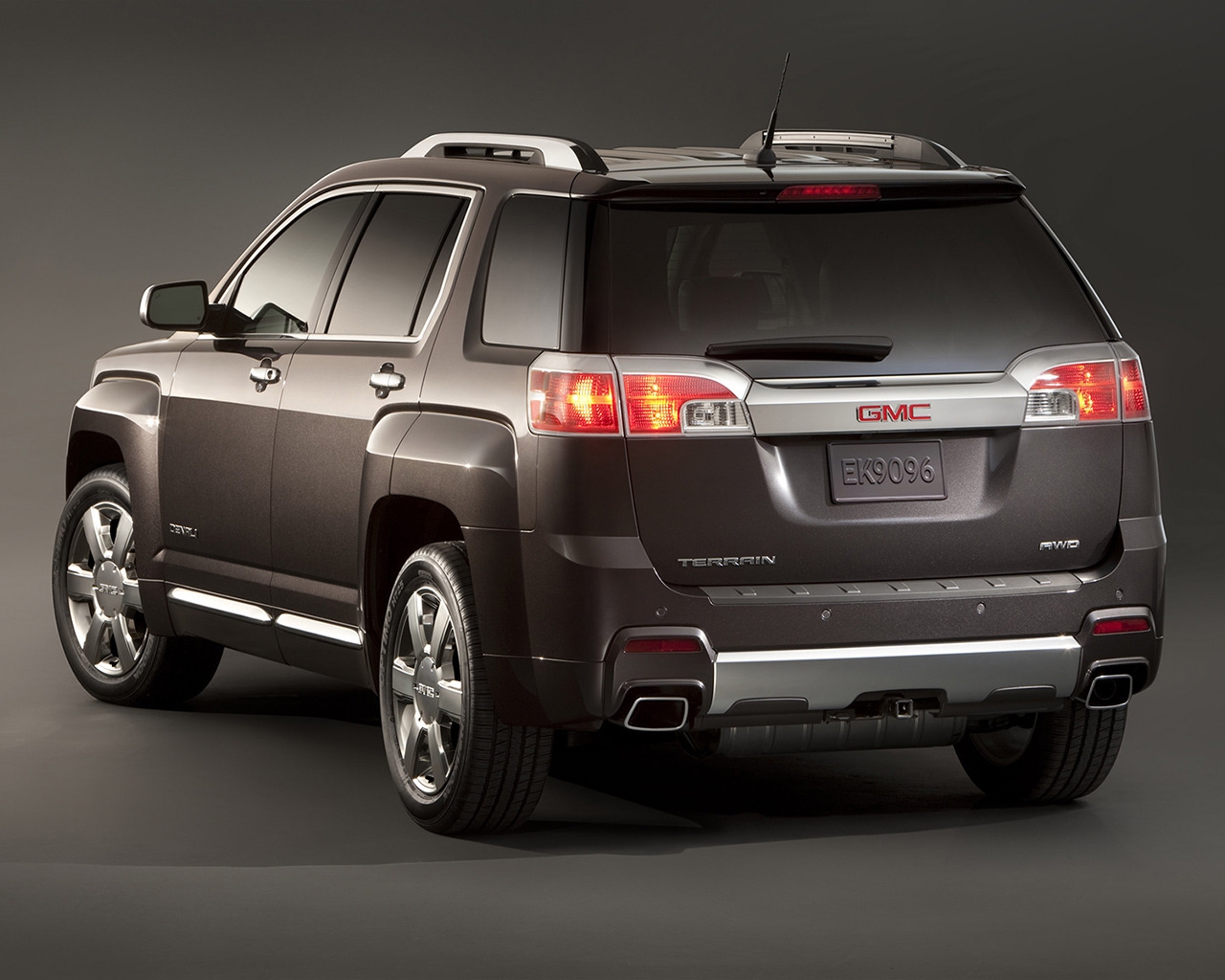 Rear of GMC Terrain Denali for 1280 x 1024 resolution