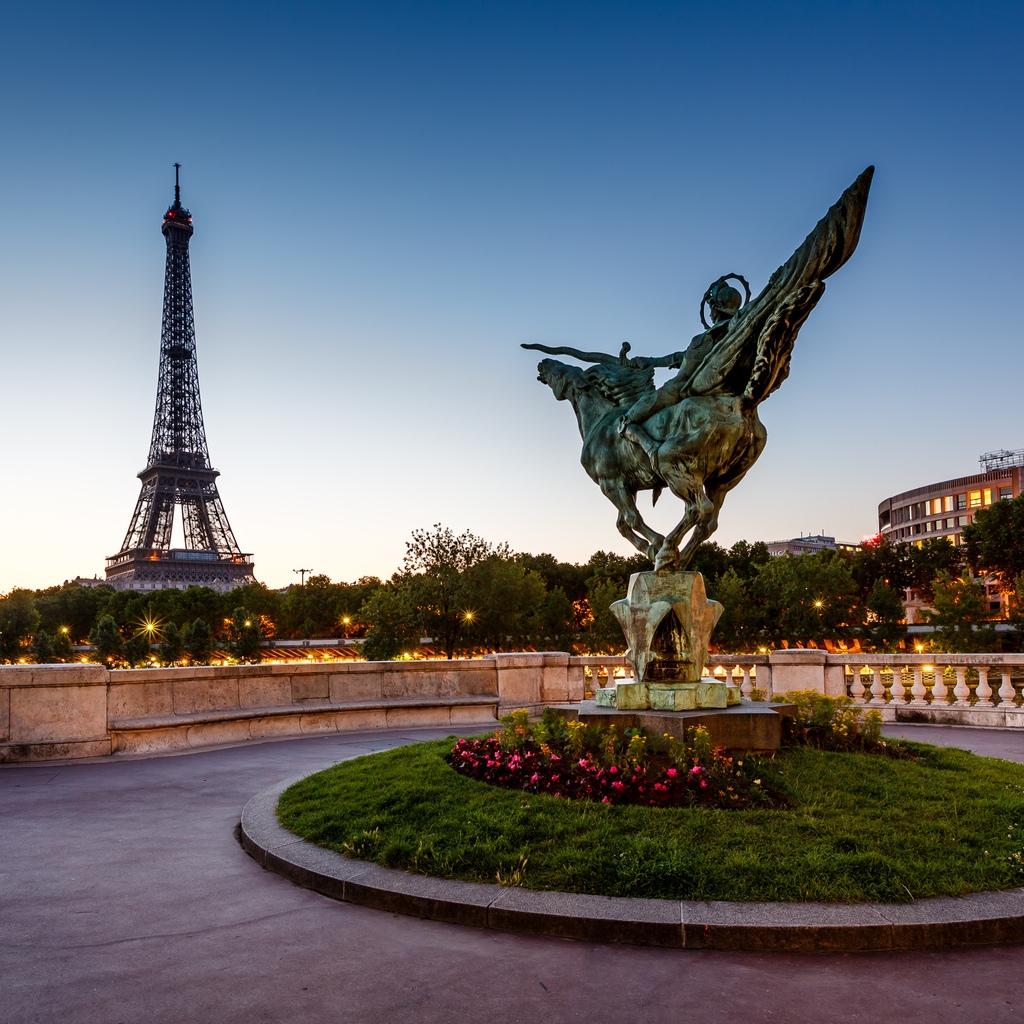 Reborn Statue France for 1024 x 1024 iPad resolution
