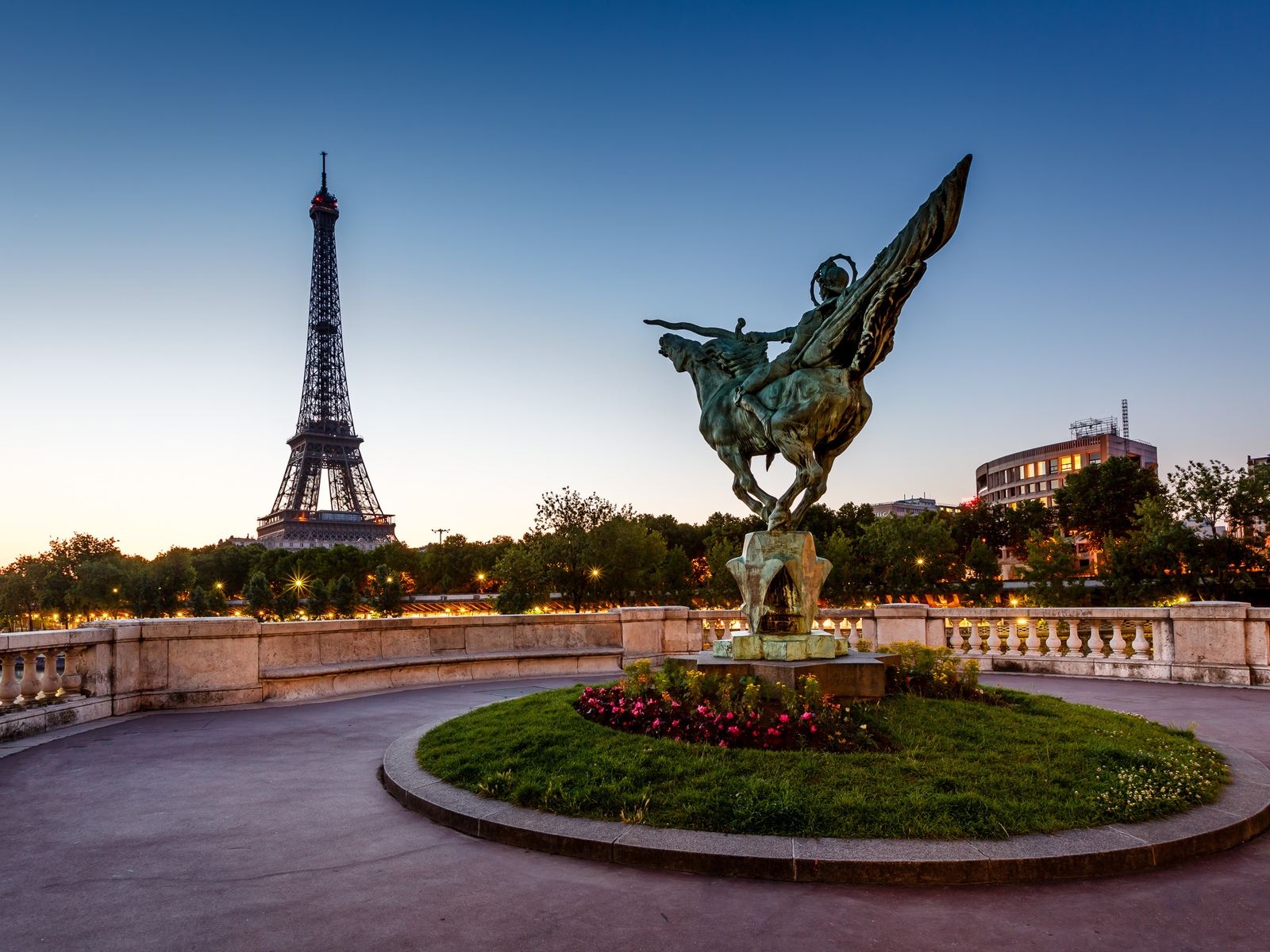Reborn Statue France for 1600 x 1200 resolution