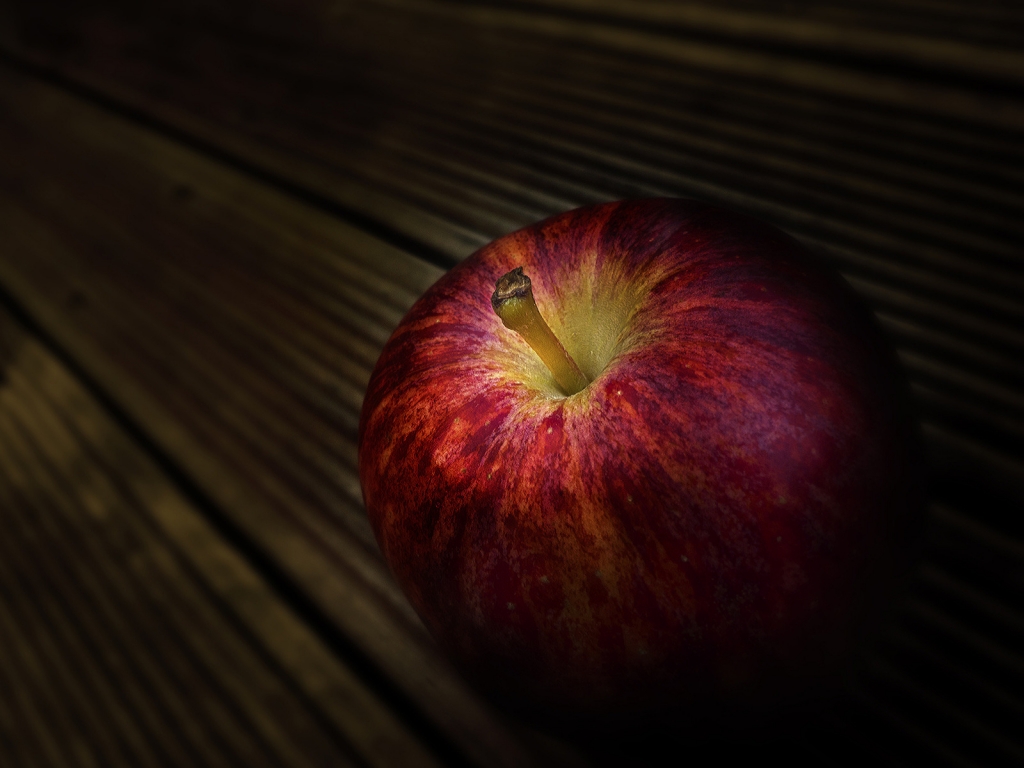 Red Apple for 1024 x 768 resolution